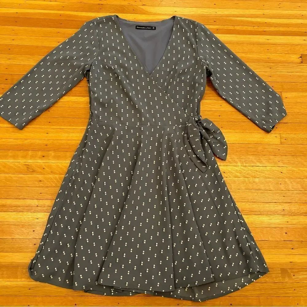 Abercrombieβ&βFitchβgrey/whiteβpolkaβdotβwrapβdress